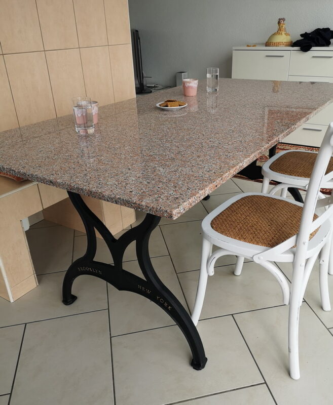 Individuelle Natursteintische mit Gussfüssen