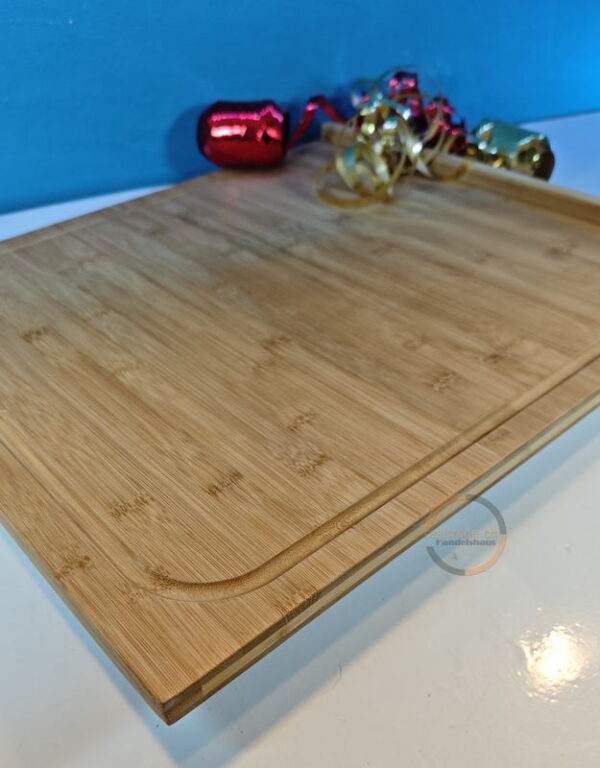 Grosses Schneidebrett aus Bambusholz mit Saftrille und Anschlag