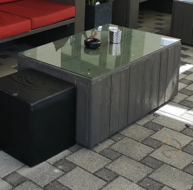 Loungetisch mit Glasplatte